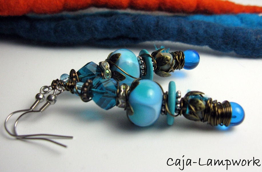 Türkise, Rustikale Lampwork Ohrringe Mit Headpin, Keramik, Seide, Strass Und Edelstahl Ohrhaken, Unikat von CajasBoutique