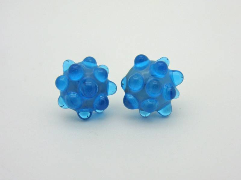Türkise Lampwork Ohrstecker Mit Kleinen Tröpfchen, Chirurgenstahl Stecker, Fröhliche Bubble Ohrstecker, Glas von CajasBoutique