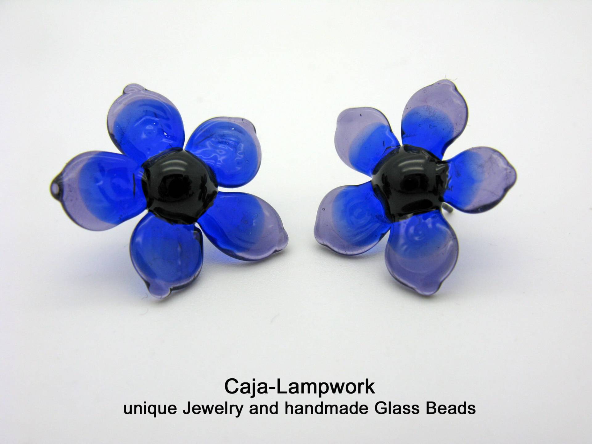 Verspielte Blaue Glasblümchen Ohrstecker, Glasblüten, Blumen-Ohrschmuck, Handgemachte Glasblüten von CajasBoutique