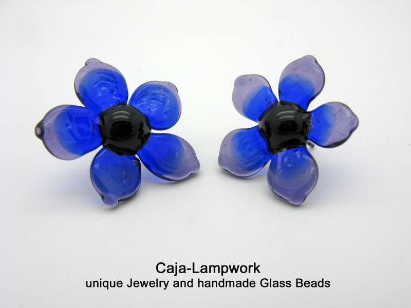 Verspielte Blaue Glasblümchen Ohrstecker, Glasblüten, Blumen-Ohrschmuck, Handgemachte Glasblüten Verspielte Blaue Glasblümchen Ohrstecker, Glasblüten, Blumen-Ohrschmuck, Handgemachte Glasblüten von CajasBoutique