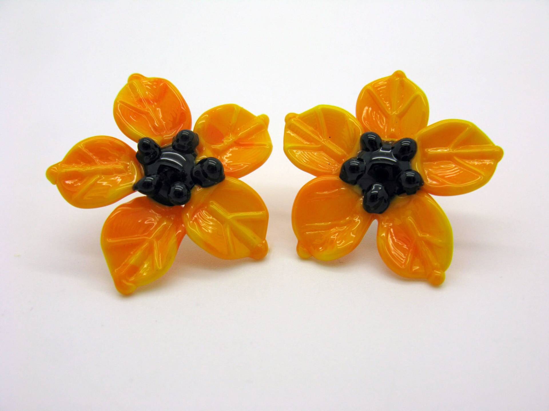 Verspielte Gelb-Orange Glasblümchen Ohrstecker, Große Glasblüten, Blumen Blumen-Ohrschmuck, Handgemachte Glasblüten von CajasBoutique
