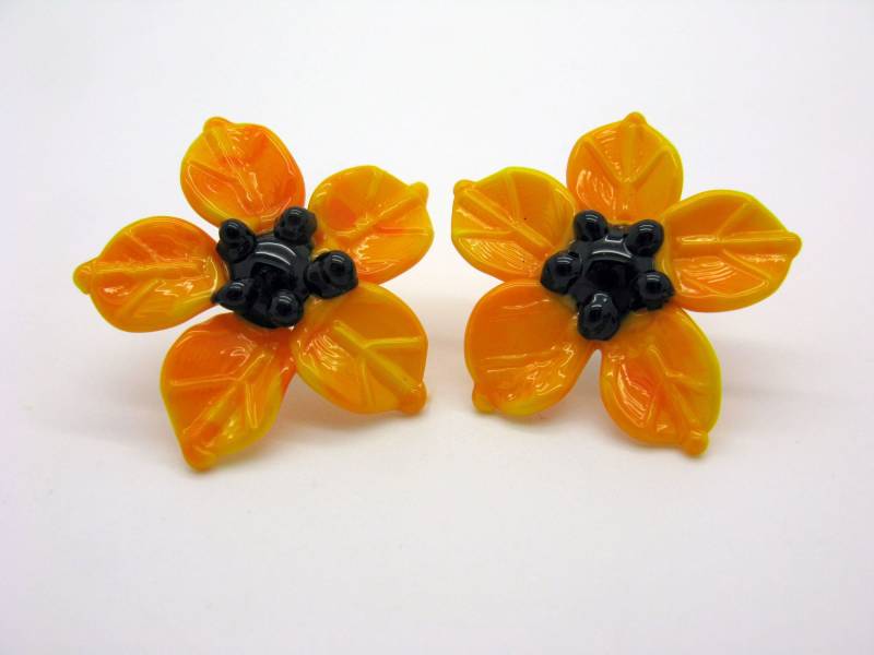 Verspielte Gelb-Orange Glasblümchen Ohrstecker, Große Glasblüten, Blumen Blumen-Ohrschmuck, Handgemachte Glasblüten Verspielte Gelb-Orange Glasblümchen Ohrstecker, Große Glasblüten, Blumen Blumen-Ohrschmuck, Handgemachte Glasblüten von CajasBoutique