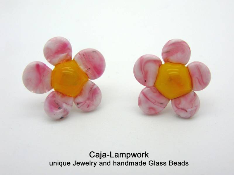 Verspielte Glasblümchen Ohrstecker in Aquarell Technik, Glasblüten, Rosa Blumen, Blumen-Ohrschmuck, Handgemachte Glasblüten Verspielte Glasblümchen Ohrstecker in Aquarell Technik, Glasblüten, Rosa Blumen, Blumen-Ohrschmuck, Handgemachte Glasblüten von CajasBoutique