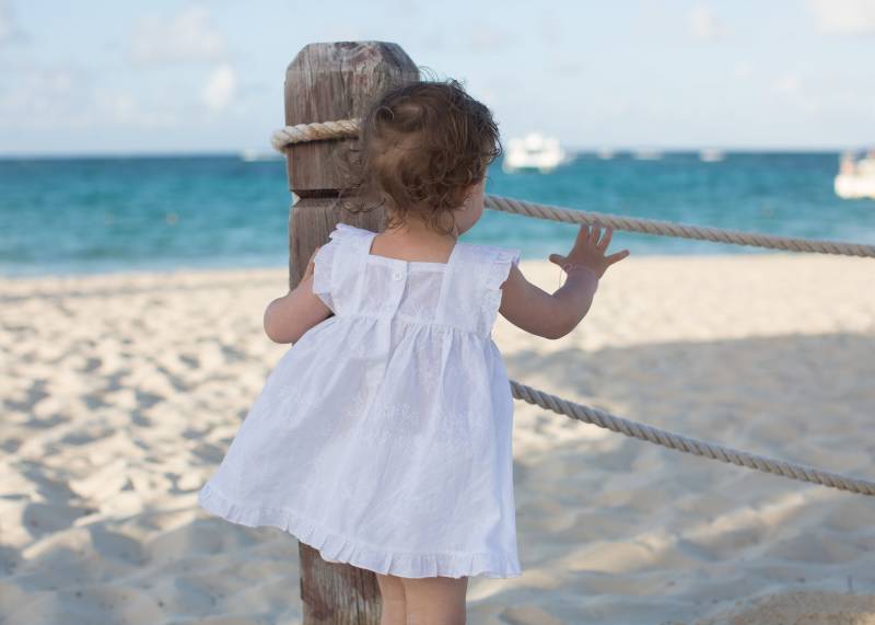 Besticktes Leinen Babykleid Weißes Rüschen Kleid & Pumphose von CakeLinen