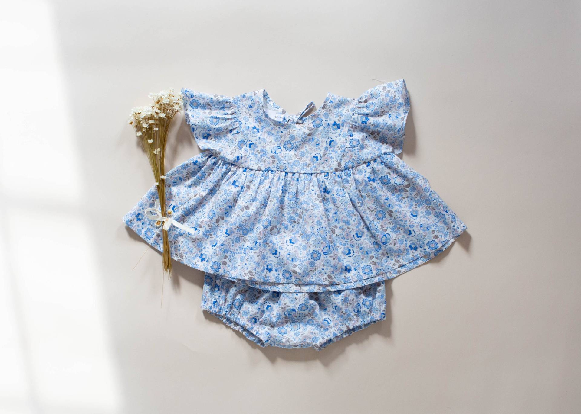 Geblümtes Baumwollkleinkind-Set Rüschenärmel-Mädchenbluse von CakeLinen