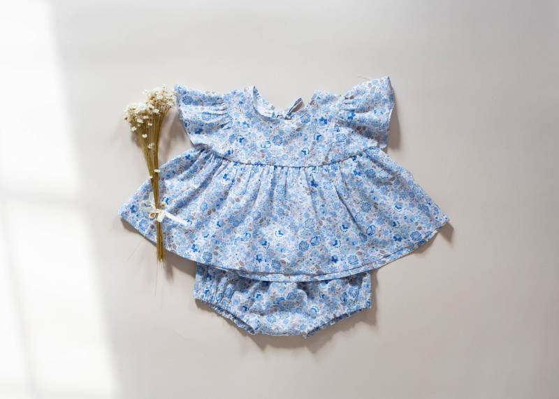 Geblümtes Baumwollkleinkind-Set Rüschenärmel-Mädchenbluse von CakeLinen