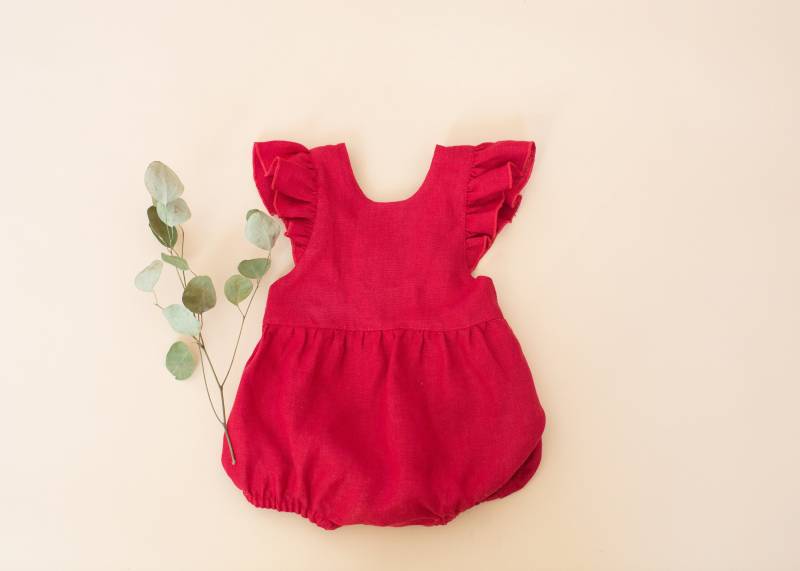 Roter Leinen Rüschen Mädchen Romper Vintage Style Bubble Overall von CakeLinen