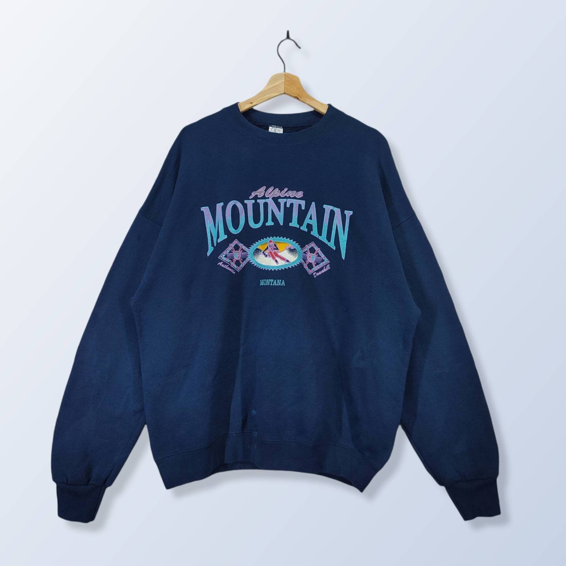 90Er Jahre Alpine Mountain Montana Sweatshirt, Vintage Fruit Of The Loom Mid Weight Ski Pullover, Marineblauer Pullover Mit Rundhalsausschnitt von Cakoivintage