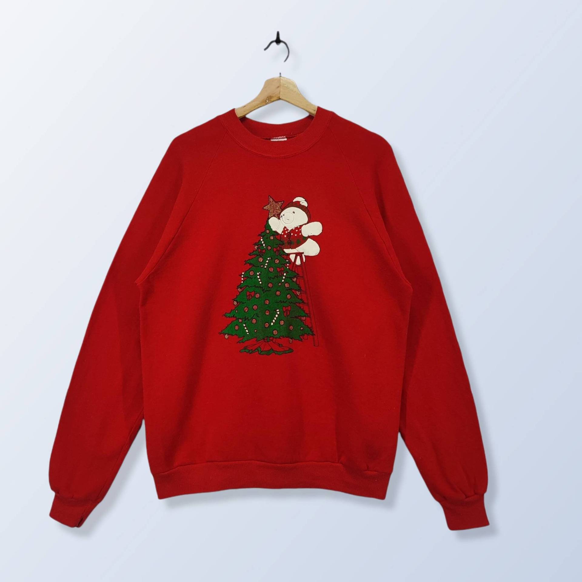 90Er Jahre Raglan Weihnachten Sweatshirt, Vintage Rundhals Winterpullover, Toydler Bär Auf Baum Kletterbaum Geprägter Druck, Mid Weight Pullover von Cakoivintage