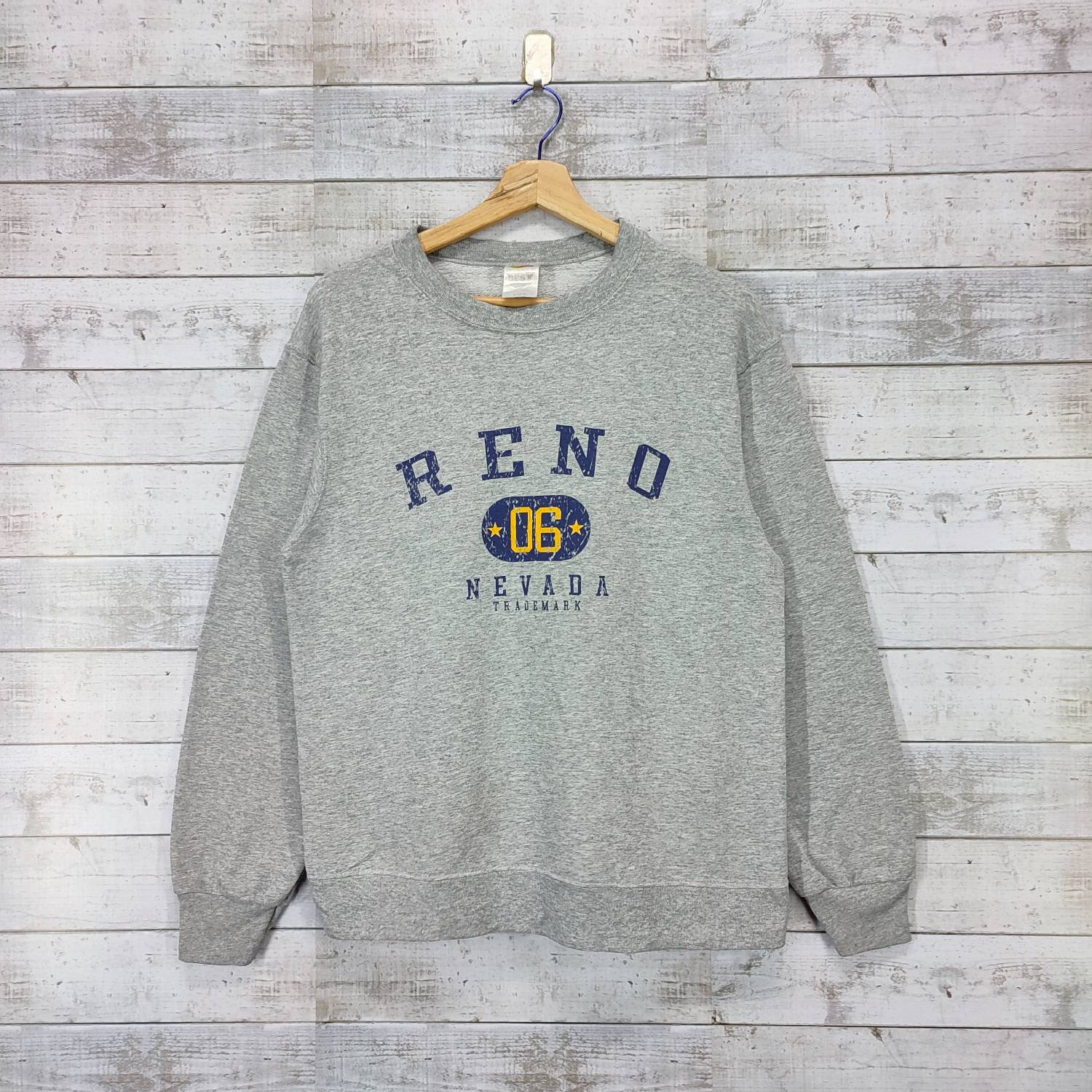 90Er Jahre Reno Nevada Trademark Sweatshirt, Vintage Fruit Of The Loom Pullover, Rundhalspullover Grau Gr S von Cakoivintage