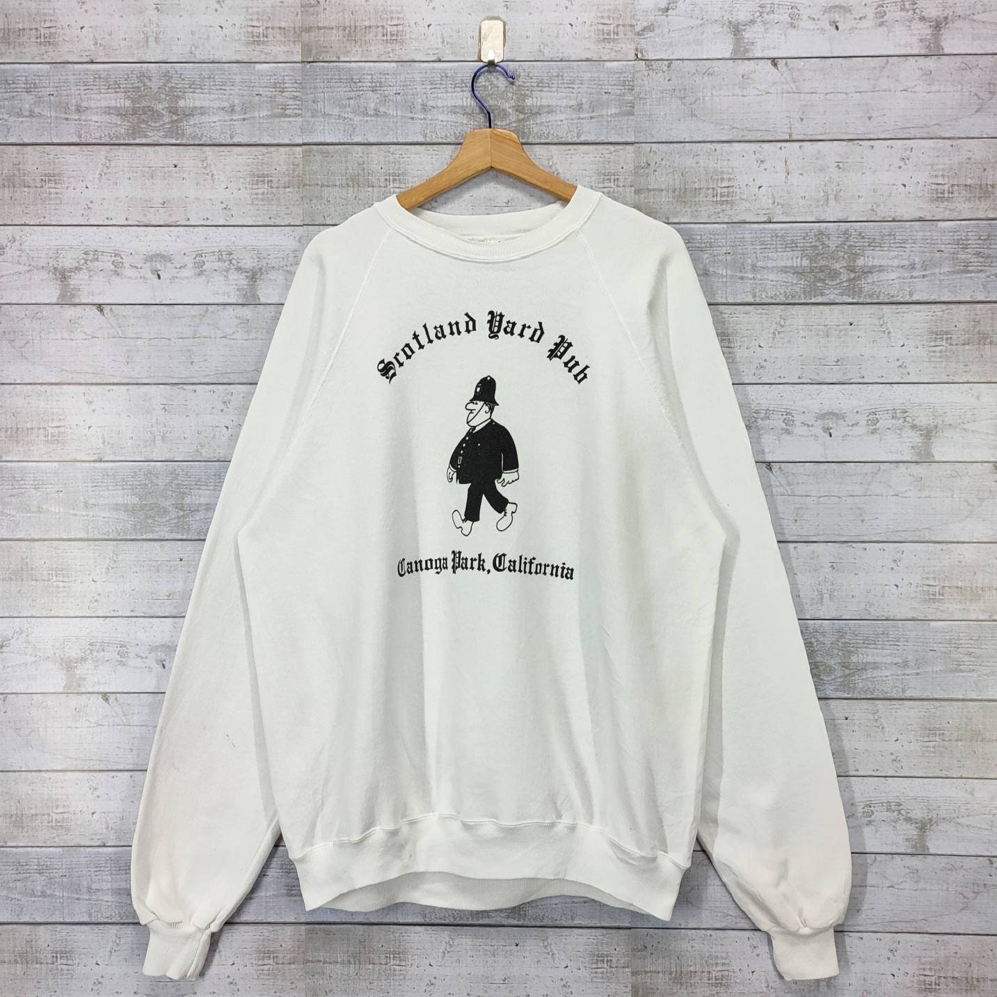 90S Scotland Yard Pub Sweatshirt | Pullover Vintage Raglan Crewneck Für Herren Damen Weiß Gr. Xxl von Cakoivintage