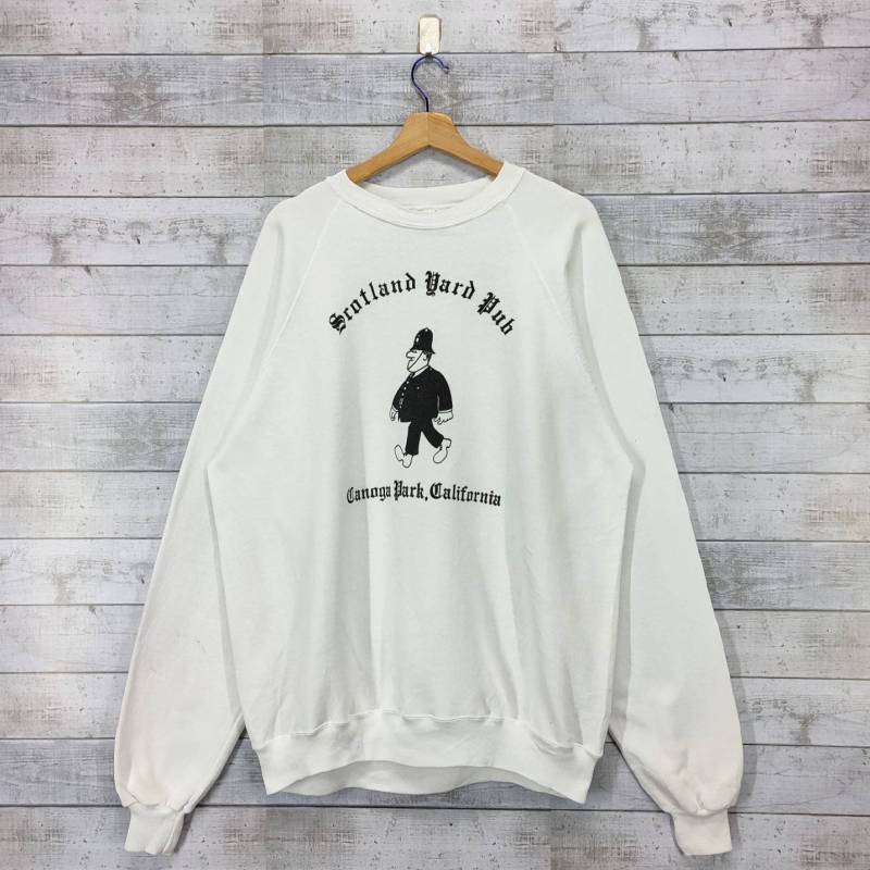 90S Scotland Yard Pub Sweatshirt | Pullover Vintage Raglan Crewneck Für Herren Damen Weiß Gr. Xxl von Cakoivintage