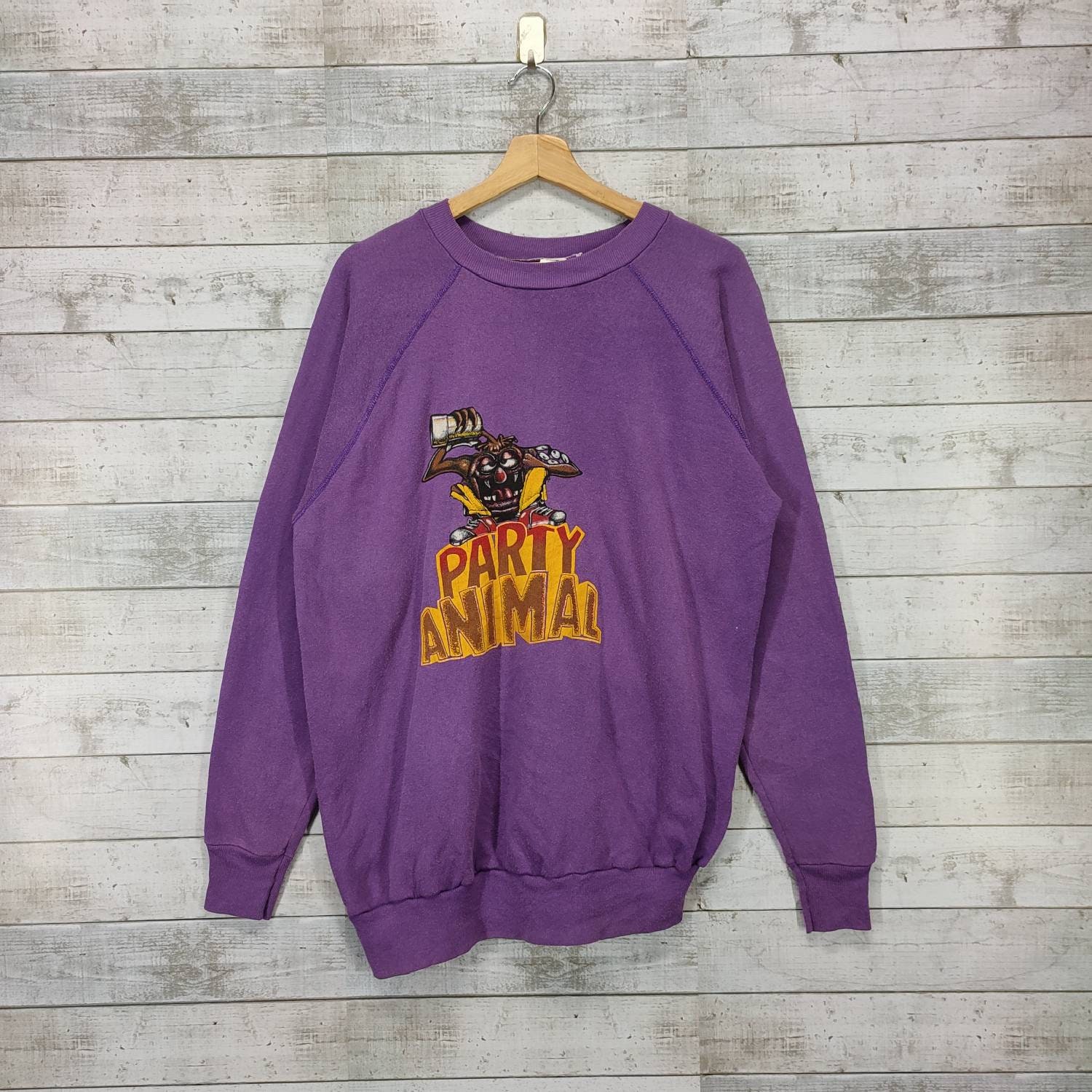 Party Animal Vintage 90Er Sweatshirt Pullover Crewneck Ragland Street Lila Farbe Größe L von Cakoivintage