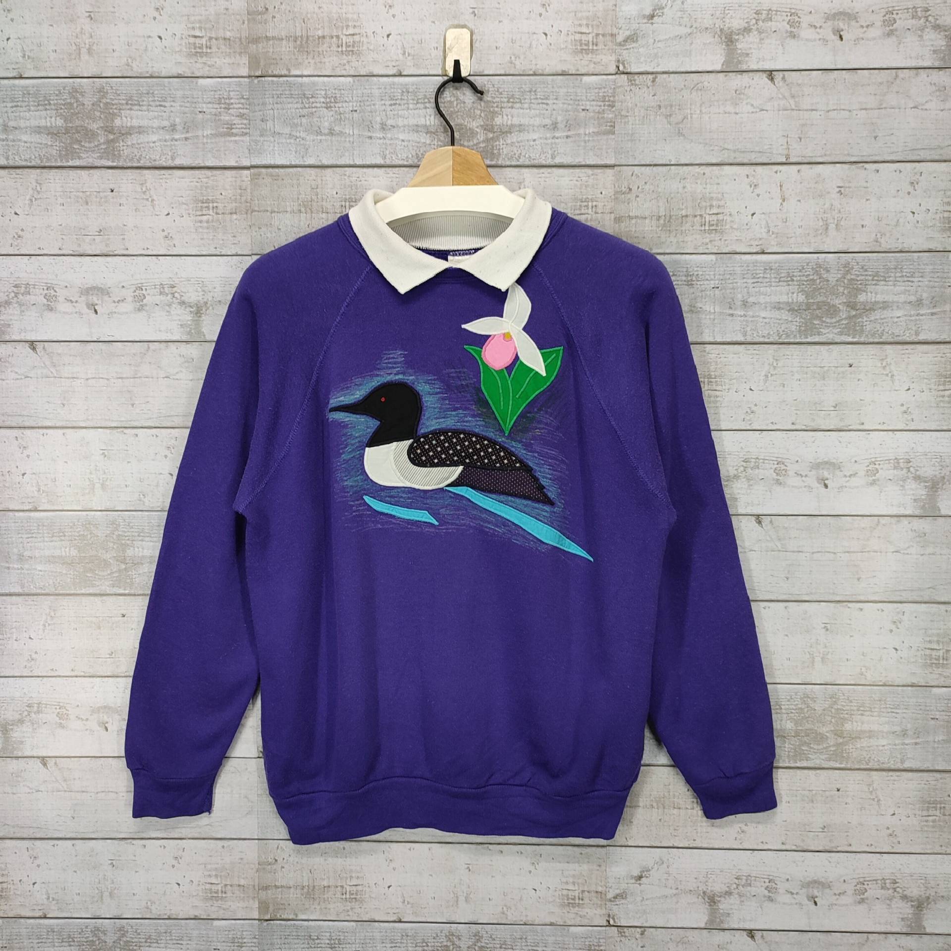 Vintage 90Er Jahre Stickerei Ente Sweatshirt, Tultex Usa Crewneck Pullover, Lila Pullover Größe M von Cakoivintage
