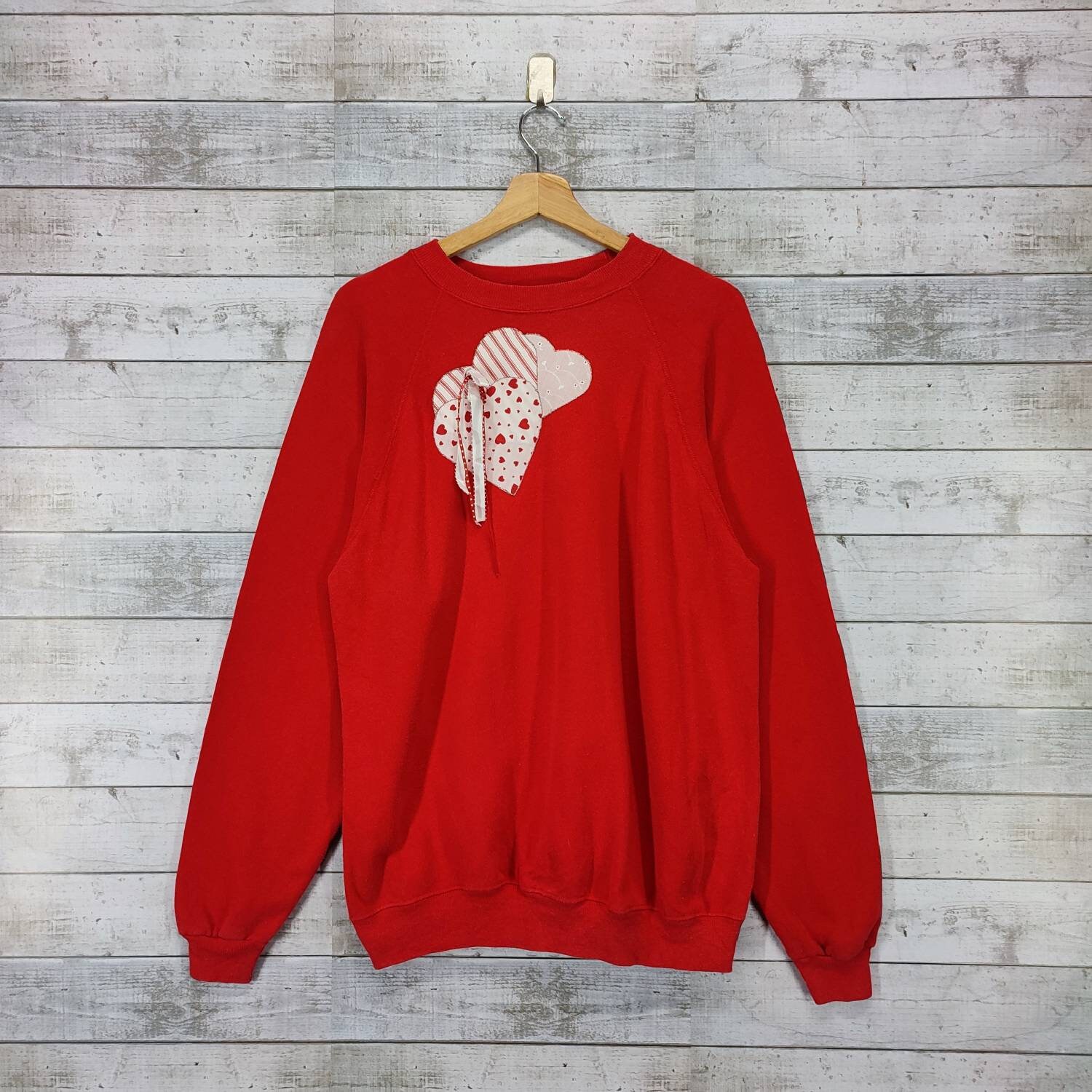 Vintage 90Er Jahre Love Sweatshirt Patchwork Crewneck Pullover Raglan Rot Damen Size Xtra Large Vintage 90Er Jahre Love Sweatshirt Patchwork Crewneck Pullover Raglan Rot Damen Size Xtra Large von Cakoivintage