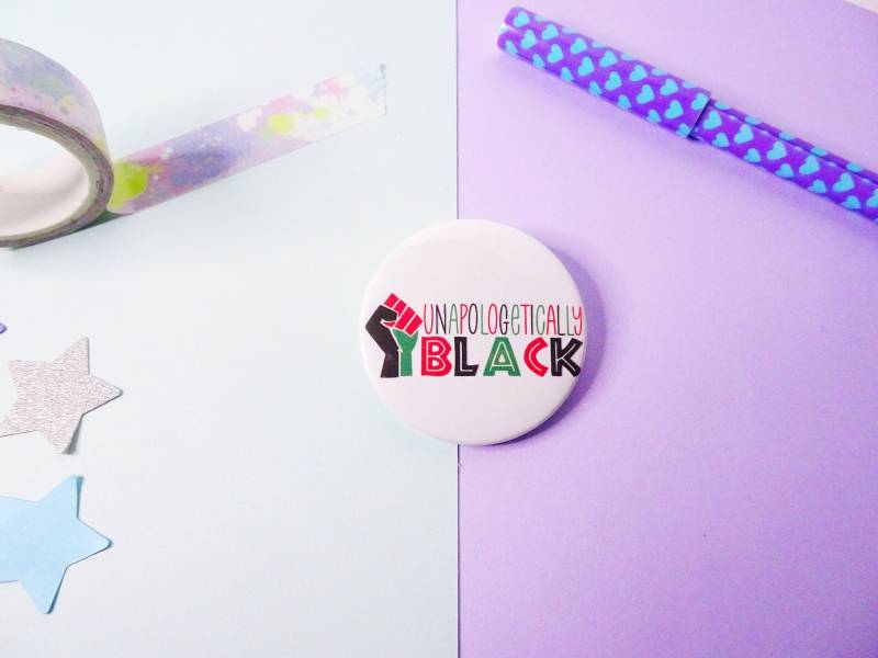 Unapploretly Black Pin Button Badge - Motivationsgeschenk Black Pride Empowerment Melanin Power Unity Rot Grün Schwarz von Caktivestudios