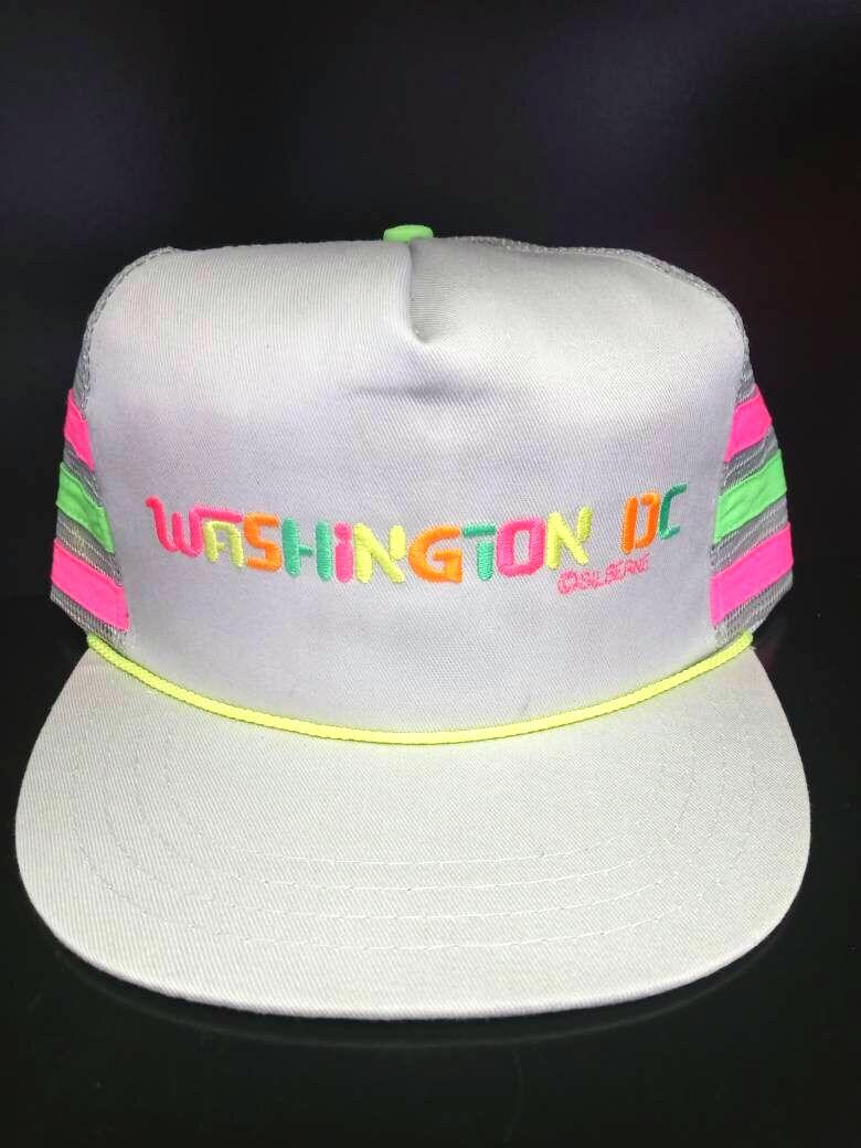 Vintage Washington Dc Bunter Regenbogen 3 Streifen Netz Trucker Snapback Hut Vintage Washington Dc Bunter Regenbogen 3 Streifen Netz Trucker Snapback Hut von CalECapz
