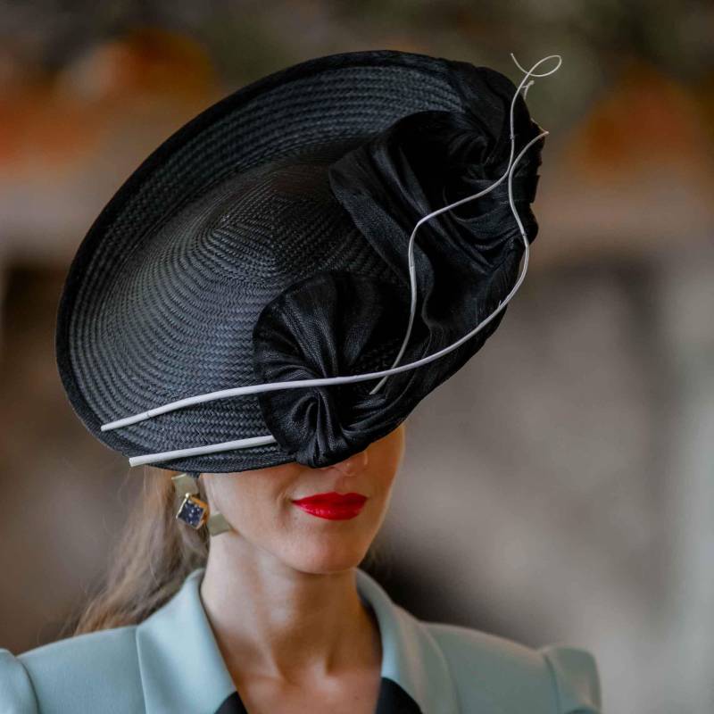 Anspruchsvolle Schwarz Gefiederte Saucer Hat | Eleganter Handgefertigter Hochzeitskopfschmuck Für Formelle Anlässe Anspruchsvolle Schwarz Gefiederte Saucer Hat | Eleganter Handgefertigter Hochzeitskopfschmuck Für Formelle Anlässe von CalaByLilian