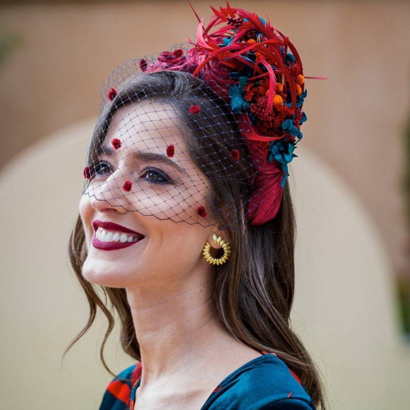 Eleganter Roter Ruschen Fascinator Haarreif Mit Erhaltenen Blumen & Federn Für Besondere Anlässe Eleganter Roter Ruschen Fascinator Haarreif Mit Erhaltenen Blumen & Federn Für Besondere Anlässe von CalaByLilian