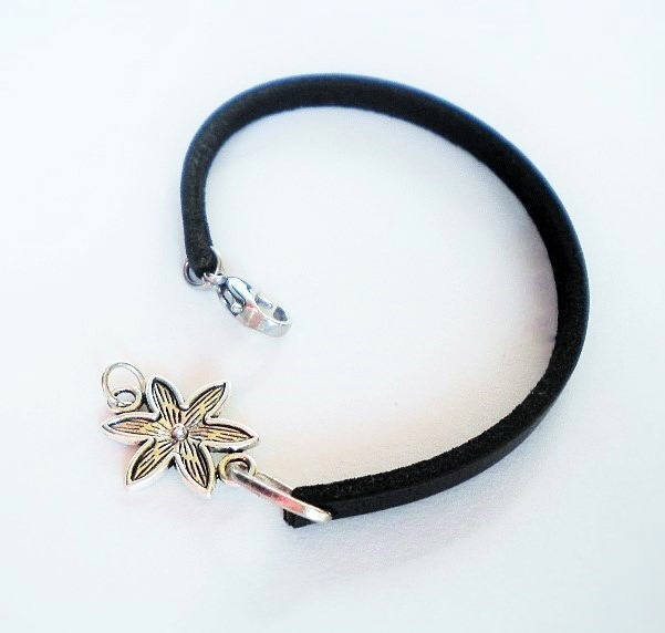 Dünnes Schwarzes Lederarmband Mit Silberner Metallblume, Lederschmuck Für Damen, Damen von CalamityJaneValley