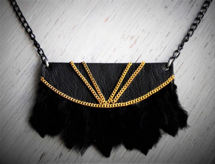 Halskette Schwarz Leder Und Schwarzen Federn, Gold Metall Halskette Schwarz Leder Und Schwarzen Federn, Gold Metall von CalamityJaneValley