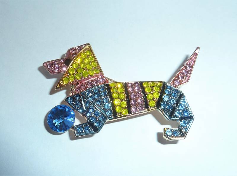 Funkelnder Strass Diamante Art Deco Stil Dackel Hund Spielt Mit Einer Ball Brosche Pin von Calderdalejewllery