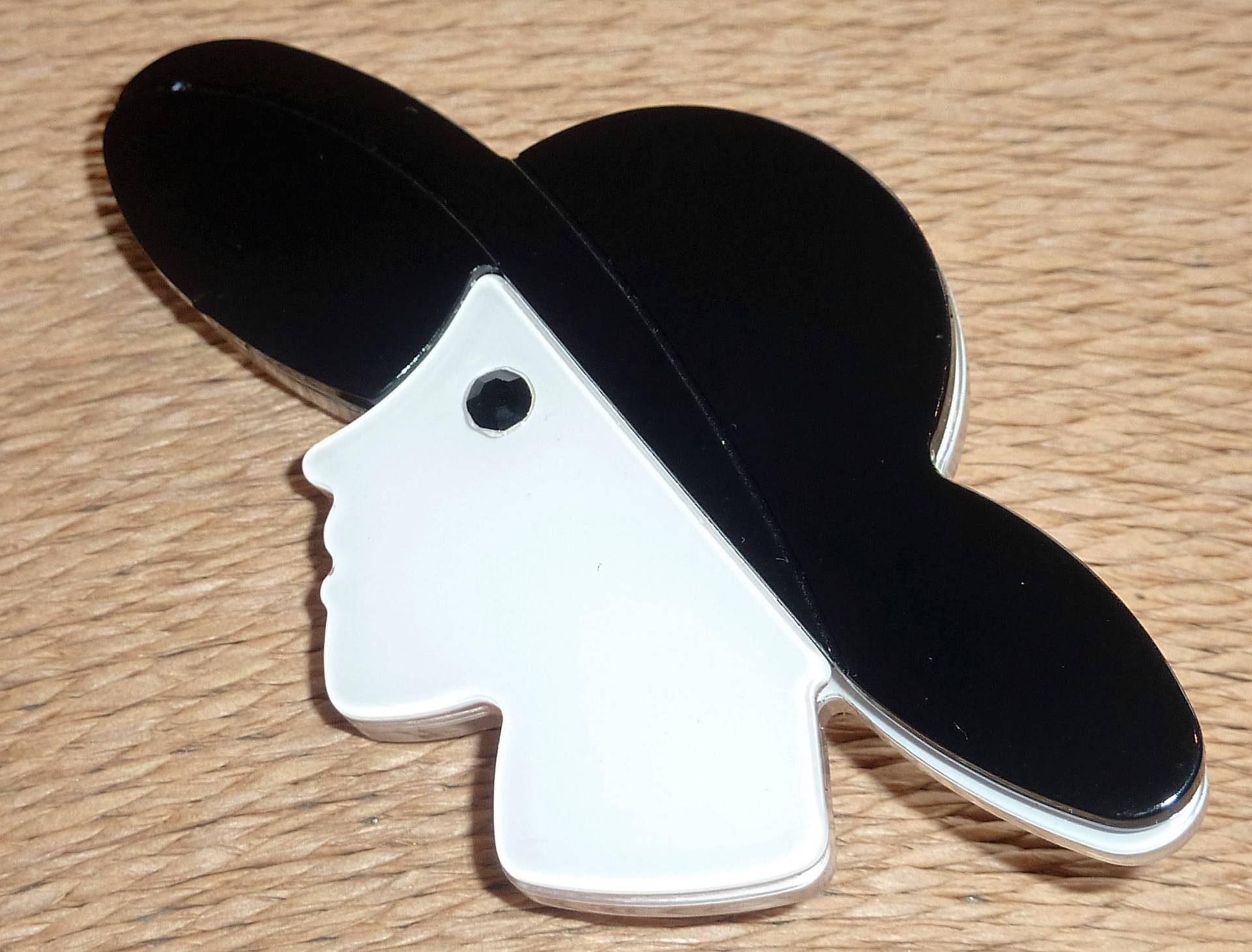 Schöne Vintage Style Lucite Lady Wahl Rot Oder Schwarz Hut Brosche Pin Neu Schöne Vintage Style Lucite Lady Wahl Rot Oder Schwarz Hut Brosche Pin Neu von Calderdalejewllery