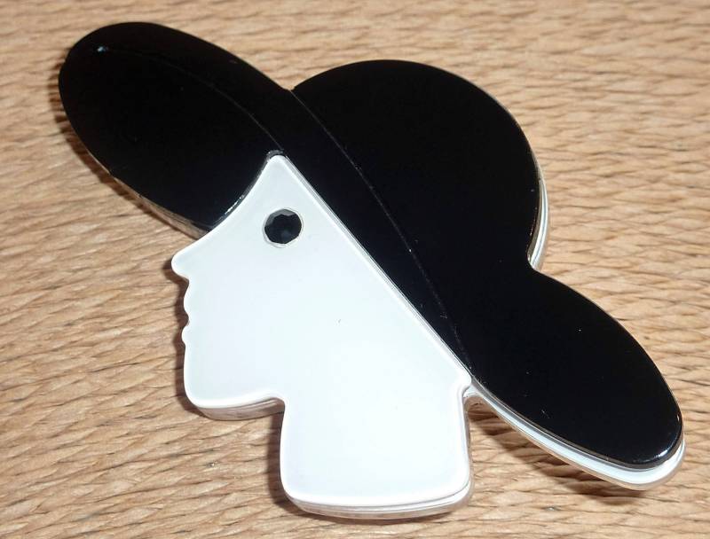 Schöne Vintage Style Lucite Lady Wahl Rot Oder Schwarz Hut Brosche Pin Neu Schöne Vintage Style Lucite Lady Wahl Rot Oder Schwarz Hut Brosche Pin Neu von Calderdalejewllery