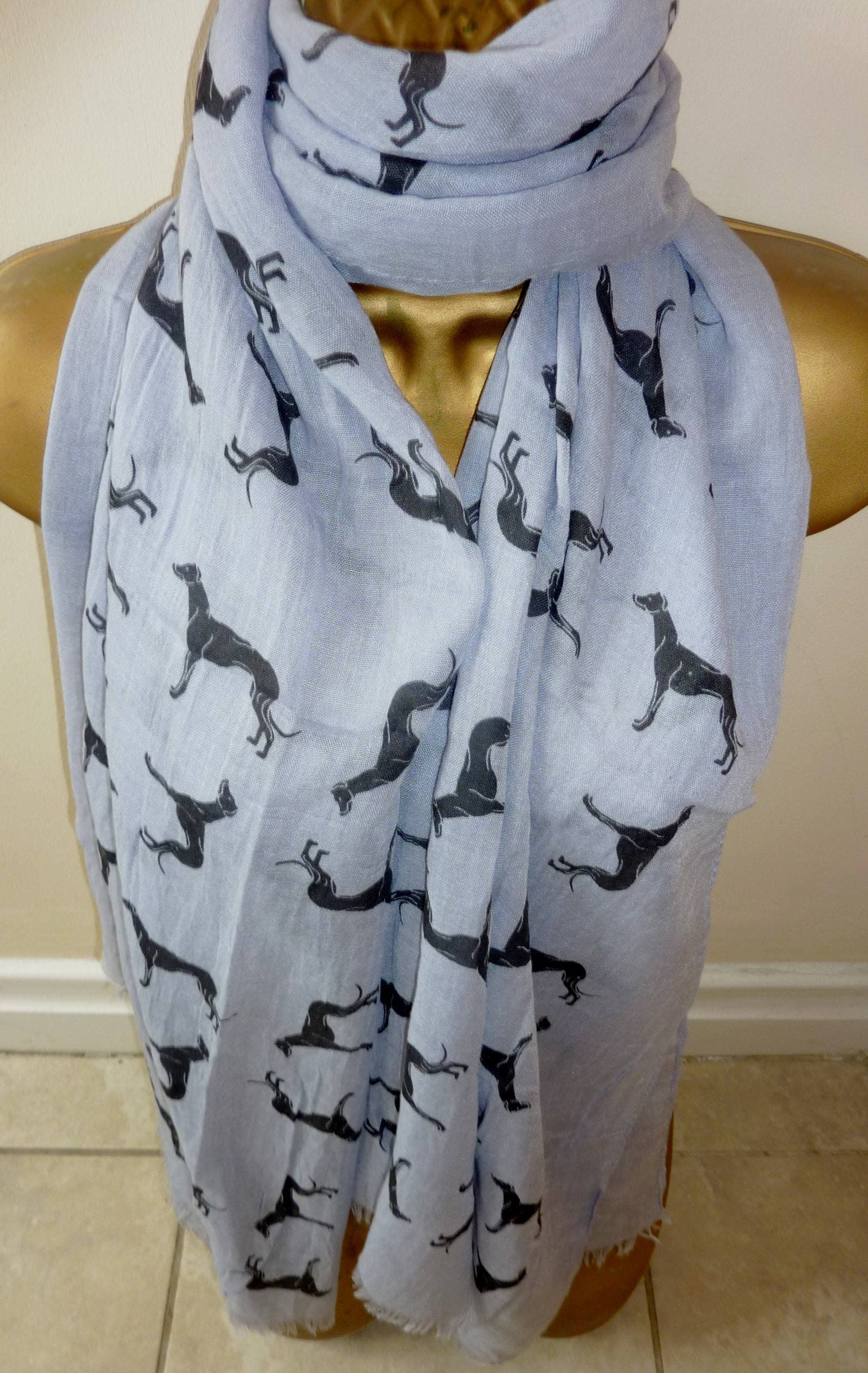 Windhund Lurcher Großer Weicher Baumwollmischgewebe-Wrap-Schal Wahl Der Farben Ausgefranste Einfassung Windhund Lurcher Großer Weicher Baumwollmischgewebe-Wrap-Schal Wahl Der Farben Ausgefranste Einfassung von Calderdalejewllery