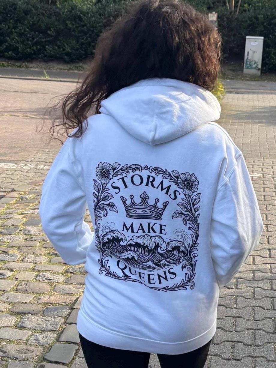 storms Make Queens Hoddie Damen Mit Empowerment Spruch storms Make Queens Hoddie Damen Mit Empowerment Spruch von CalderonCreationShop