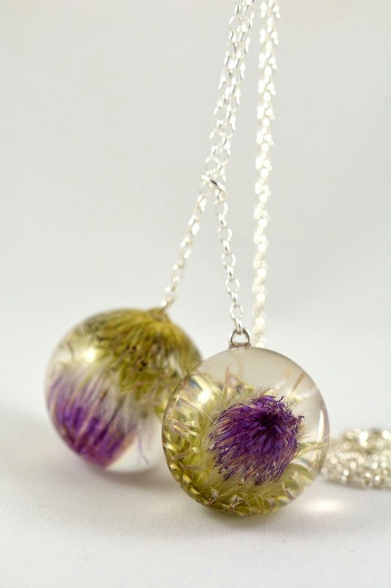 Anhänger Mit Disteln in Den Harzkugeln, Silber Im Klaren Harz, Blumenanhänger An Einer Kette, Resin Schmuck Anhänger Mit Disteln in Den Harzkugeln, Silber Im Klaren Harz, Blumenanhänger An Einer Kette, Resin Schmuck von Caldesia