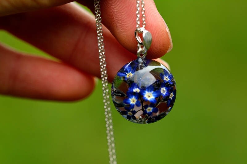 Blauer Blumen Anhänger, Vergissmeinnicht Nots Resin Silber Blaue Myosotis Sylvatica Halskette, Schmuck Blauer Blumen Anhänger, Vergissmeinnicht Nots Resin Silber Blaue Myosotis Sylvatica Halskette, Schmuck von Caldesia
