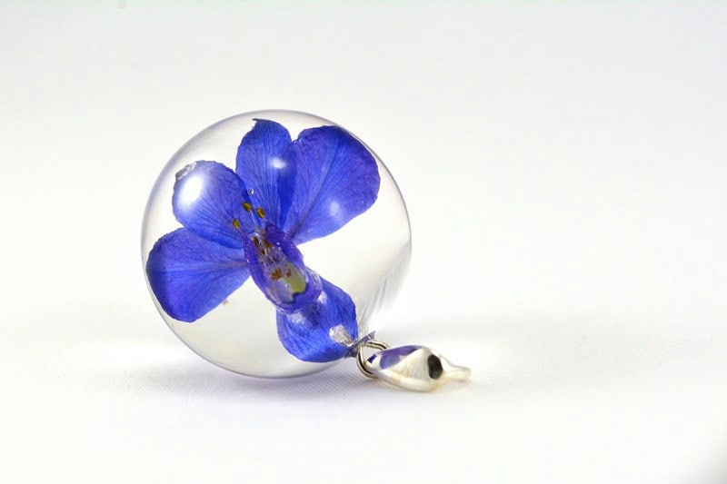 Blauer Blumenanhänger, Ritterlicher Rittersporn, Consolida Regalis, Violetter Harzanhänger, Echter Blütenschmuck, Kugel 2.5 cm, Ohne Kette von Caldesia
