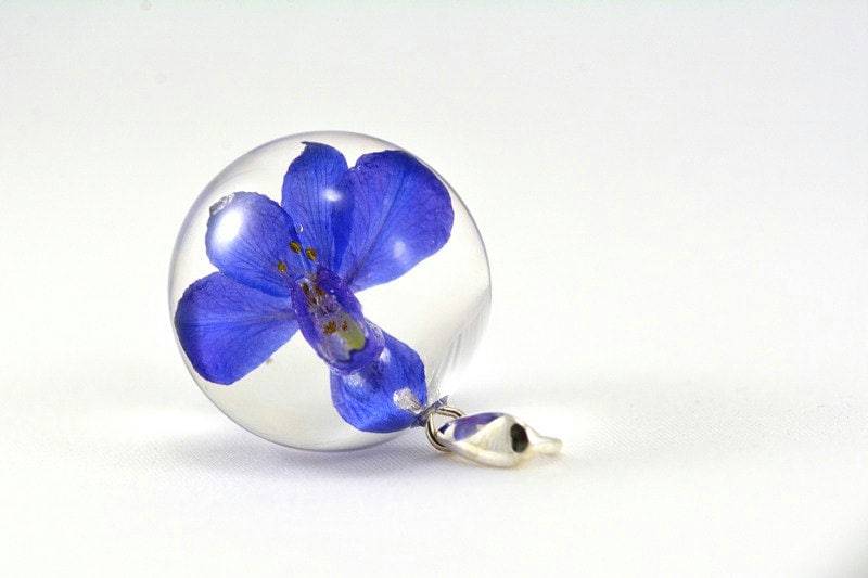Blauer Blumenanhänger, Ritterlicher Rittersporn, Consolida Regalis, Violetter Harzanhänger, Echter Blütenschmuck, Kugel 2.5 cm, Ohne Kette Blauer Blumenanhänger, Ritterlicher Rittersporn, Consolida Regalis, Violetter Harzanhänger, Echter Blütenschmuck, Kugel 2.5 cm, Ohne Kette von Caldesia