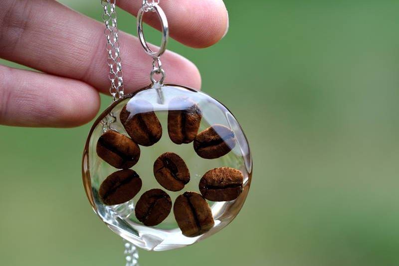 Brauner Kaffeebohnen Anhänger, Kaffee Samen Halskette, Klarer Harz Anhänger Mit Kaffeebohnen, Sterling Silber An Einer Kette Brauner Kaffeebohnen Anhänger, Kaffee Samen Halskette, Klarer Harz Anhänger Mit Kaffeebohnen, Sterling Silber An Einer Kette von Caldesia