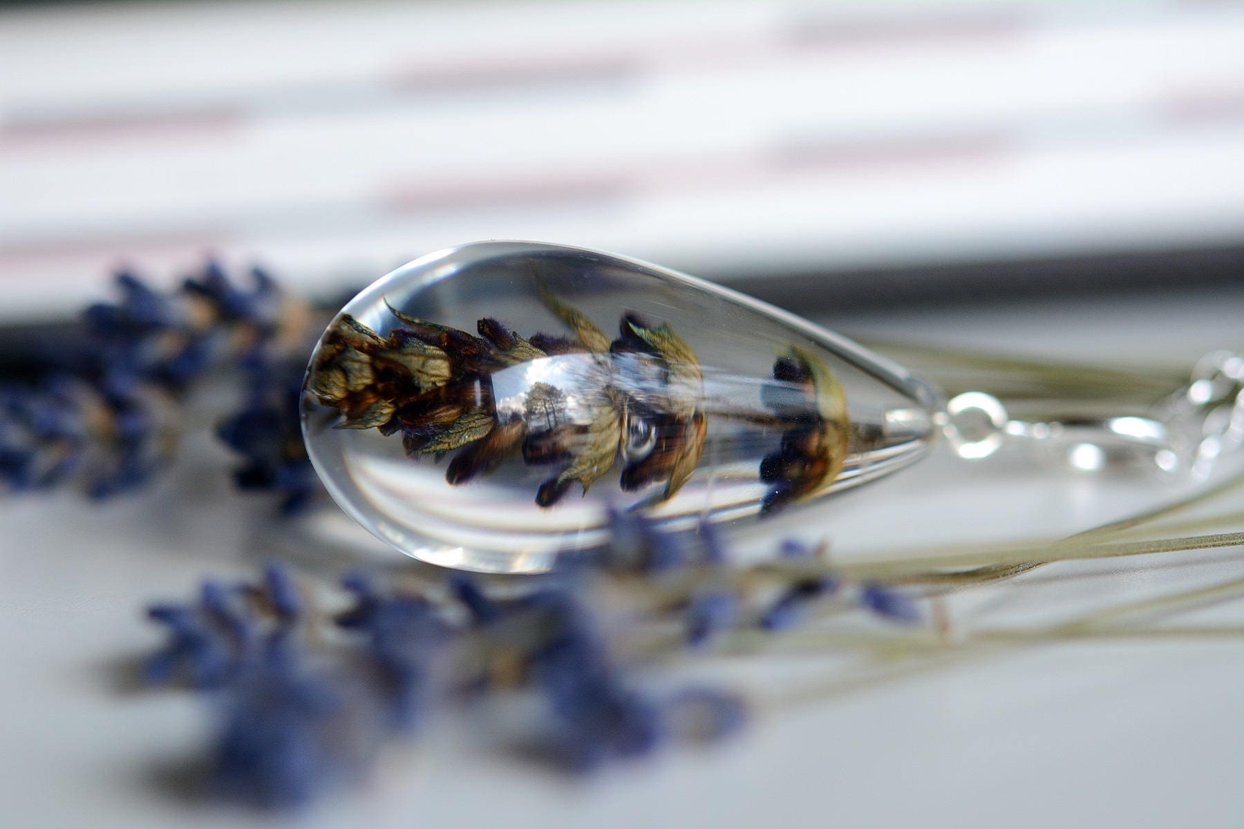 Harz Anhänger Mit Echtem Lavendel in Resin, Halskette, Blumenschmuck. Resin Element 4x2x2 cm. Kette 80 Harz Anhänger Mit Echtem Lavendel in Resin, Halskette, Blumenschmuck. Resin Element 4x2x2 cm. Kette 80 von Caldesia