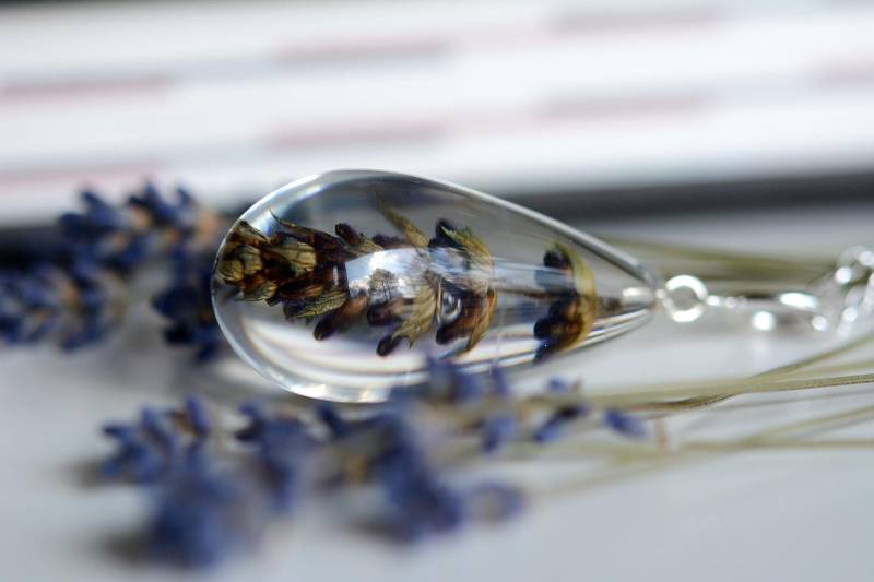 Harzanhänger Mit Echtem Lavendel Im Harz, Harz Halskette, Blumenschmuck. Kunstharz-Element 4x2x2 cm. Kette 80 Harzanhänger Mit Echtem Lavendel Im Harz, Harz Halskette, Blumenschmuck. Kunstharz-Element 4x2x2 cm. Kette 80 von Caldesia