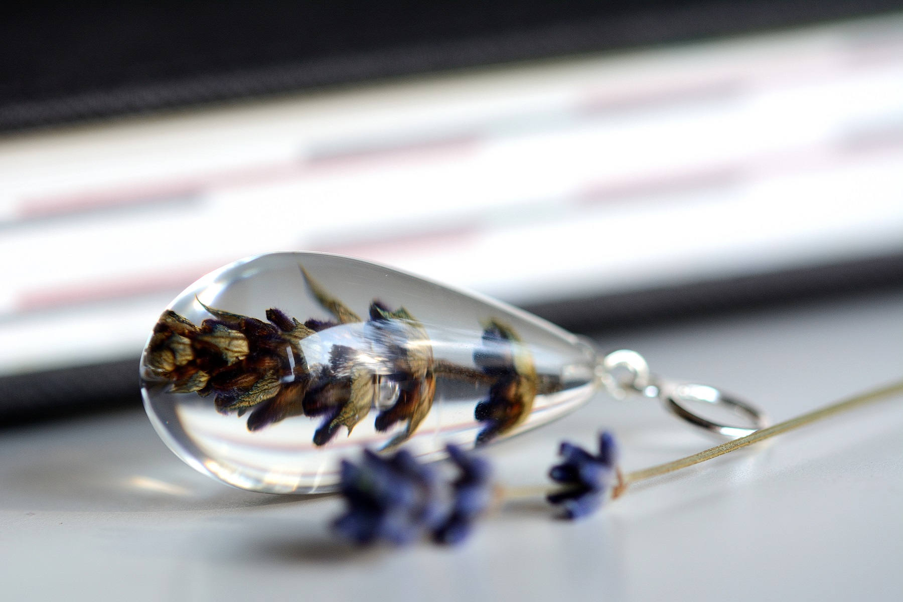 Harz Anhänger Mit Echtem Lavendel in Resin, Halskette, Blumenschmuck. Resin Element 4x2x2 cm. Witchout Kette Harz Anhänger Mit Echtem Lavendel in Resin, Halskette, Blumenschmuck. Resin Element 4x2x2 cm. Witchout Kette von Caldesia
