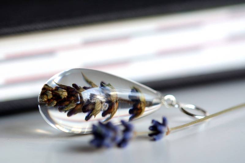 Harzanhänger Mit Echtem Lavendel Im Harz, Harz Halskette, Blumenschmuck. Kunstharz-Element 4x2x2 cm. Hexenkette Harzanhänger Mit Echtem Lavendel Im Harz, Harz Halskette, Blumenschmuck. Kunstharz-Element 4x2x2 cm. Hexenkette von Caldesia