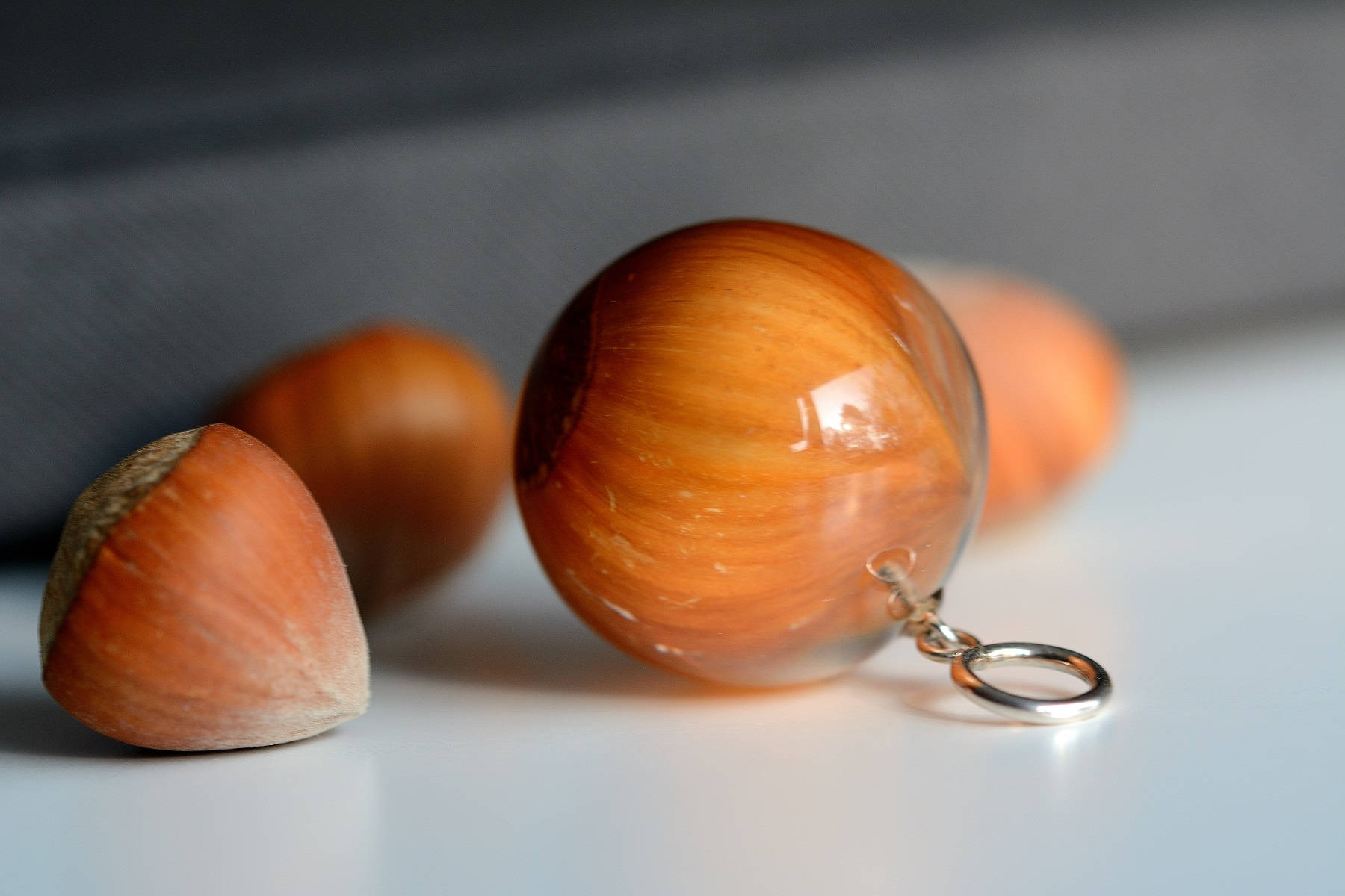 Harz Anhänger Mit Echter Haselnuss, Nuss Halskette, Resin Und Silver Schmuck, Oryginal Anhänger. Kugel 3 cm. Hexenkette Harz Anhänger Mit Echter Haselnuss, Nuss Halskette, Resin Und Silver Schmuck, Oryginal Anhänger. Kugel 3 cm. Hexenkette von Caldesia