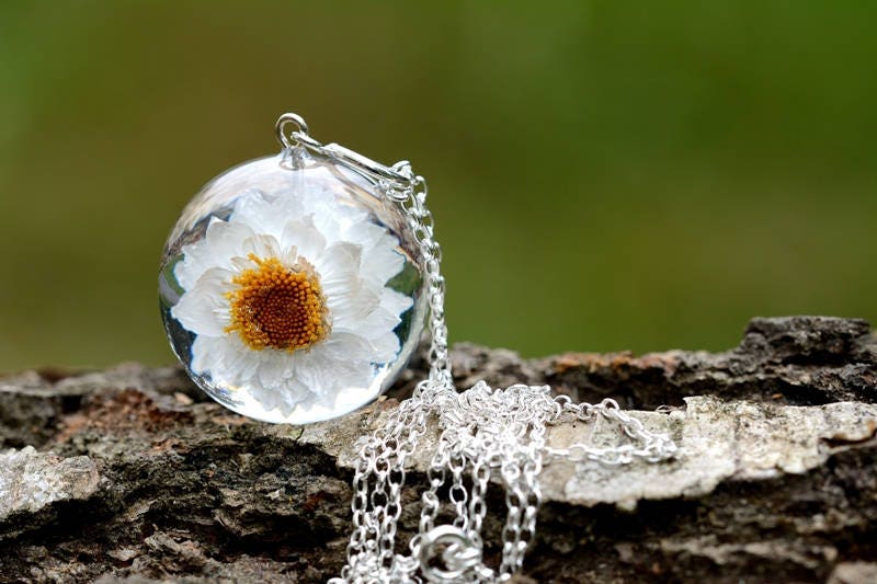 Harz Blume Halskette, Schmuck Anhänger, Schmuck, Weiße Geschenk Für Sie, Weihnachtsgeschenk. Kugel 3 cm. Kette 80 Harz Blume Halskette, Schmuck Anhänger, Schmuck, Weiße Geschenk Für Sie, Weihnachtsgeschenk. Kugel 3 cm. Kette 80 von Caldesia