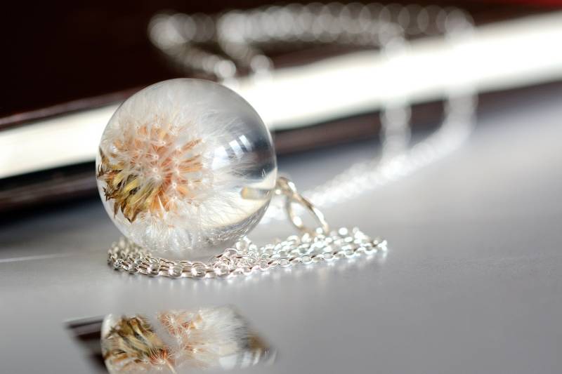 Löwenzahn-Harz-Anhänger, Silber - Und Harz-Halskette, Ostergeschenk, Für Frau, Frühlingsschmuck. Kugel 3 cm. Kette 80 Löwenzahn-Harz-Anhänger, Silber - Und Harz-Halskette, Ostergeschenk, Für Frau, Frühlingsschmuck. Kugel 3 cm. Kette 80 von Caldesia