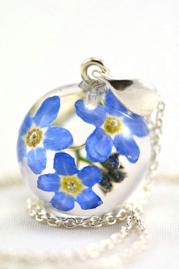 Vergissmeinnicht Anhänger, Blaue Blume Nots Harz Silber Myosotis Alpina Halskette, Kugel 1, 4 cm, Kette 45 cm von Caldesia