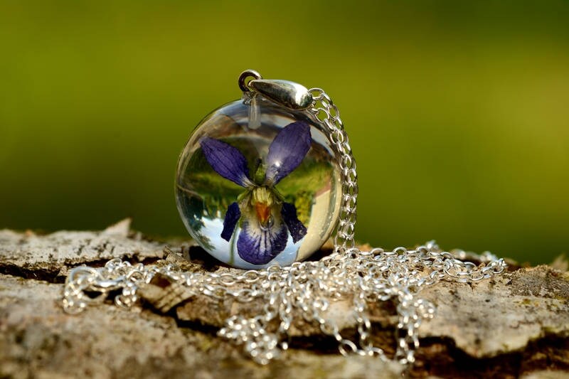 Violetter Harz Anhänger, Lila Blumen Halskette, Resin Schmuck, Silber Echte Blume Kugeln 2, 5 cm Oder 3 cm. Kette 45 Violetter Harz Anhänger, Lila Blumen Halskette, Resin Schmuck, Silber Echte Blume Kugeln 2, 5 cm Oder 3 cm. Kette 45 von Caldesia