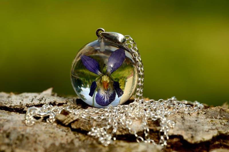 Violeter Harz Anhänger, Lila Blumen Halskette, Schmuck, Silber Echte Blume Kugeln 2, 5 cm Oder 3 cm. Kette 45 Violeter Harz Anhänger, Lila Blumen Halskette, Schmuck, Silber Echte Blume Kugeln 2, 5 cm Oder 3 cm. Kette 45 von Caldesia