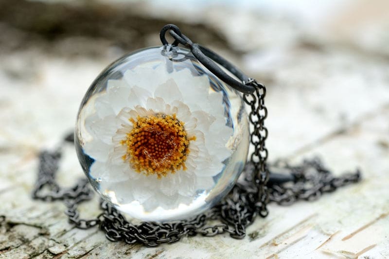 Weißer Blumen Harz Anhänger, Schmuck, Echte Blume Halskette, Einzigartiges Geschenk Für Frau. Kugel 3, 4 cm. Kette 80 Weißer Blumen Harz Anhänger, Schmuck, Echte Blume Halskette, Einzigartiges Geschenk Für Frau. Kugel 3, 4 cm. Kette 80 von Caldesia