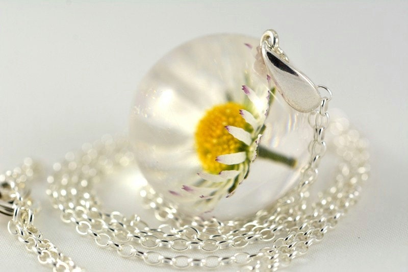 Weißer Daisy Blumen Anhänger, Resin Echte Blume Weißer Silber Weiße Halskette, Blumenschmuck Weißer Daisy Blumen Anhänger, Resin Echte Blume Weißer Silber Weiße Halskette, Blumenschmuck von Caldesia
