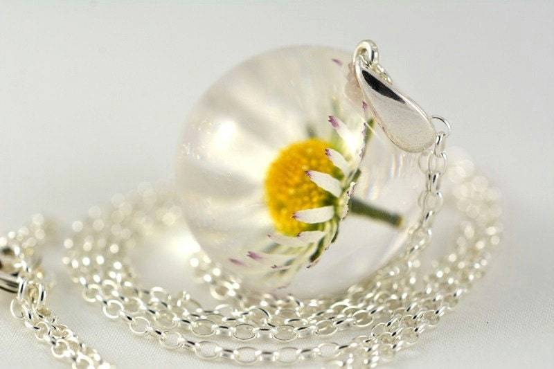Weißer Daisy Blumen Anhänger, Resin Echte Blume Weißer Silber Weiße Halskette, Blumenschmuck Weißer Daisy Blumen Anhänger, Resin Echte Blume Weißer Silber Weiße Halskette, Blumenschmuck von Caldesia