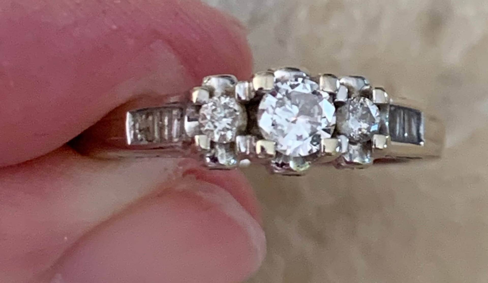 Atemberaubender 14K 18K Gold Mit 17 Diamanten Verlobungsring Atemberaubender 14K 18K Gold Mit 17 Diamanten Verlobungsring von Calessabay