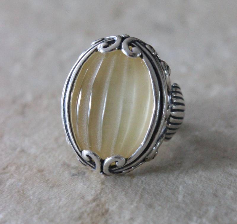 Einzigartiger Vintage Künstler Signiert Carolyn Pollock Zitronenfarbener Stein Sterling Silber Skulptur Ring Sz 6 1/2 Einzigartiger Vintage Künstler Signiert Carolyn Pollock Zitronenfarbener Stein Sterling Silber Skulptur Ring Sz 6 1/2 von Calessabay